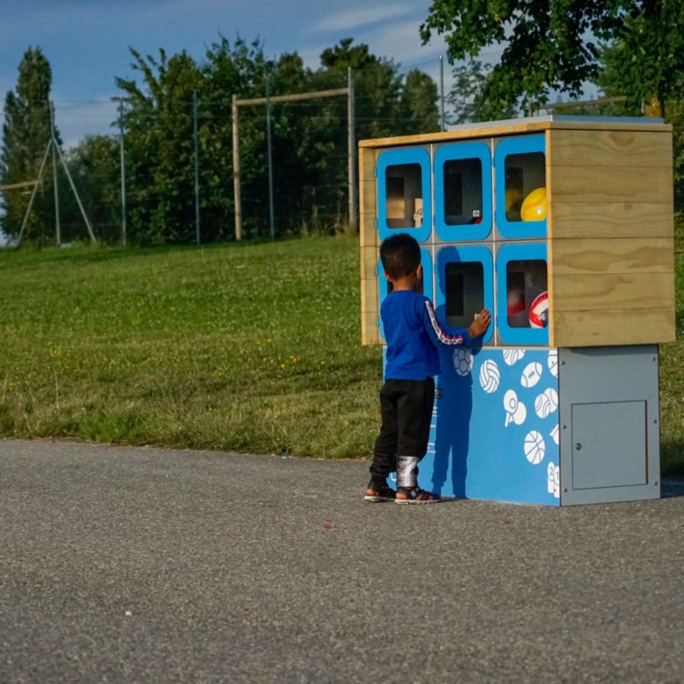 garcon-devant-station-boxup-parc-des-rives-yverdon