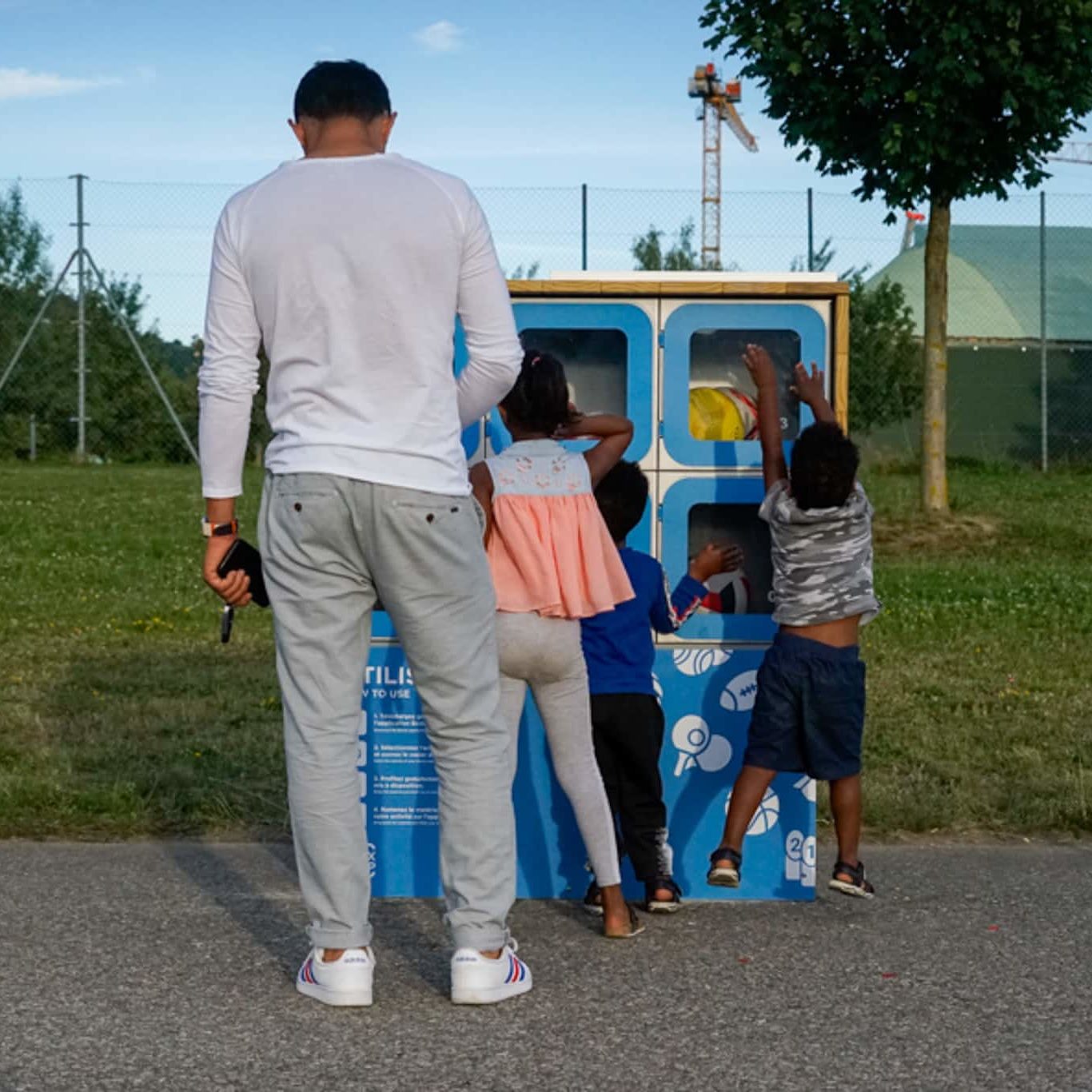 utilisateurs-devant-station-boxup-parc-des-rives-yverdon