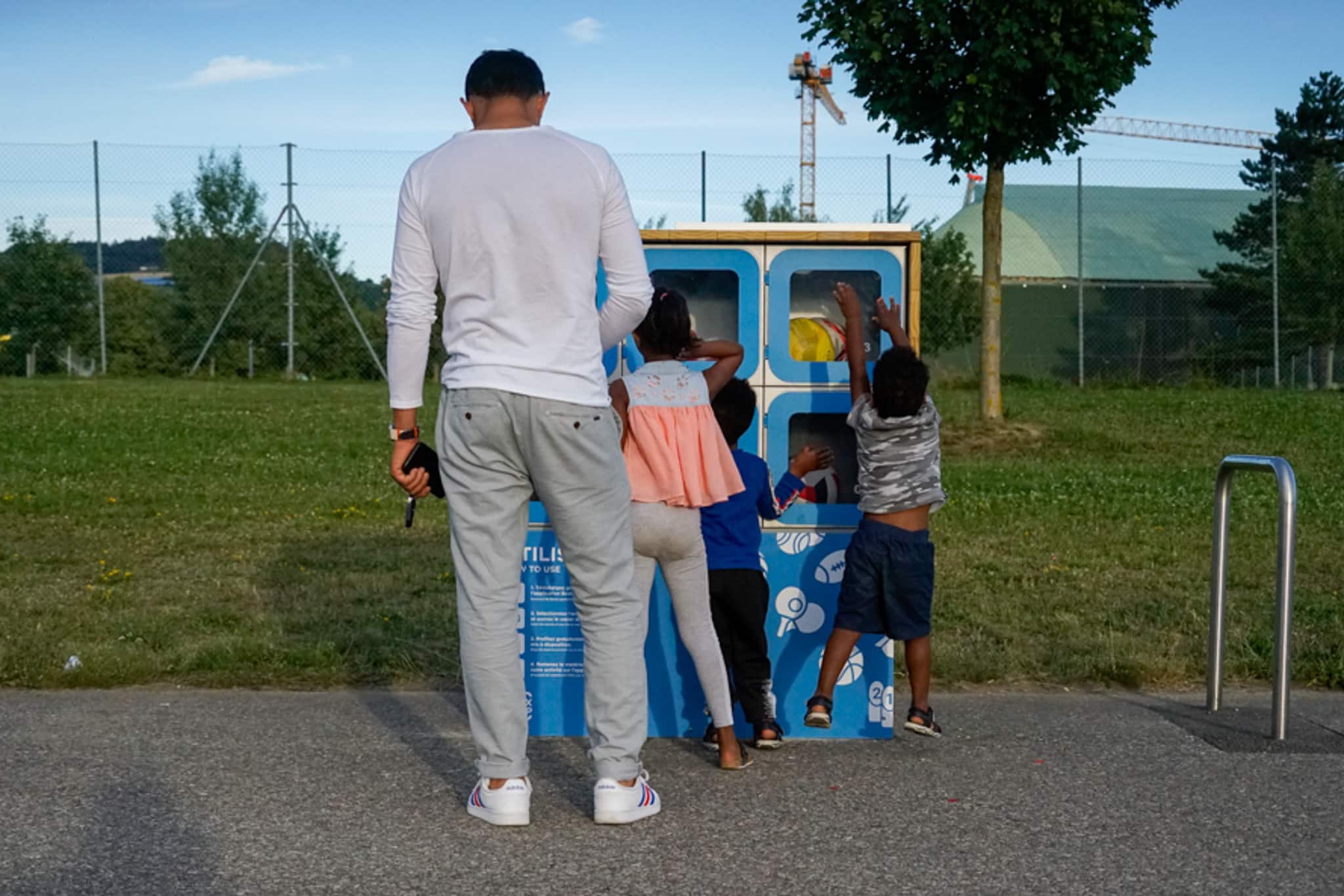 utilisateurs-devant-station-boxup-parc-des-rives-yverdon